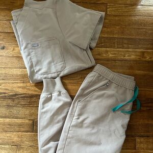 FIGS Men’s Scrub Set - Tan